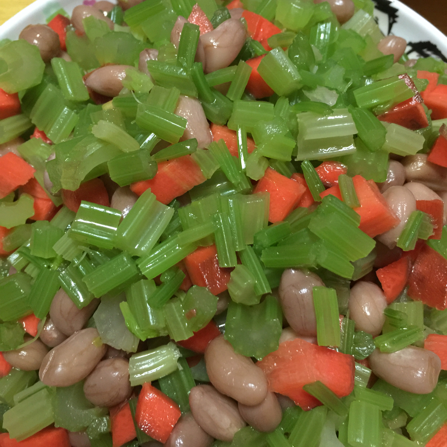 西芹胡萝卜拌花生