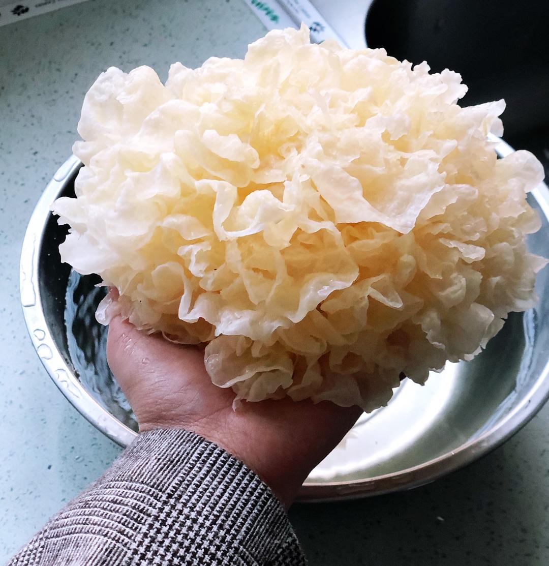 好一碗秋季佳品「润肺止咳汤」银耳红枣雪梨汤