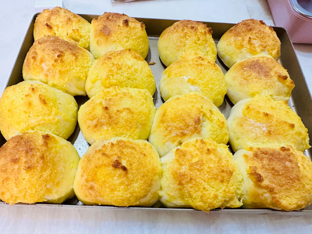 椰蓉小餐包。柔软拉丝，椰香浓郁