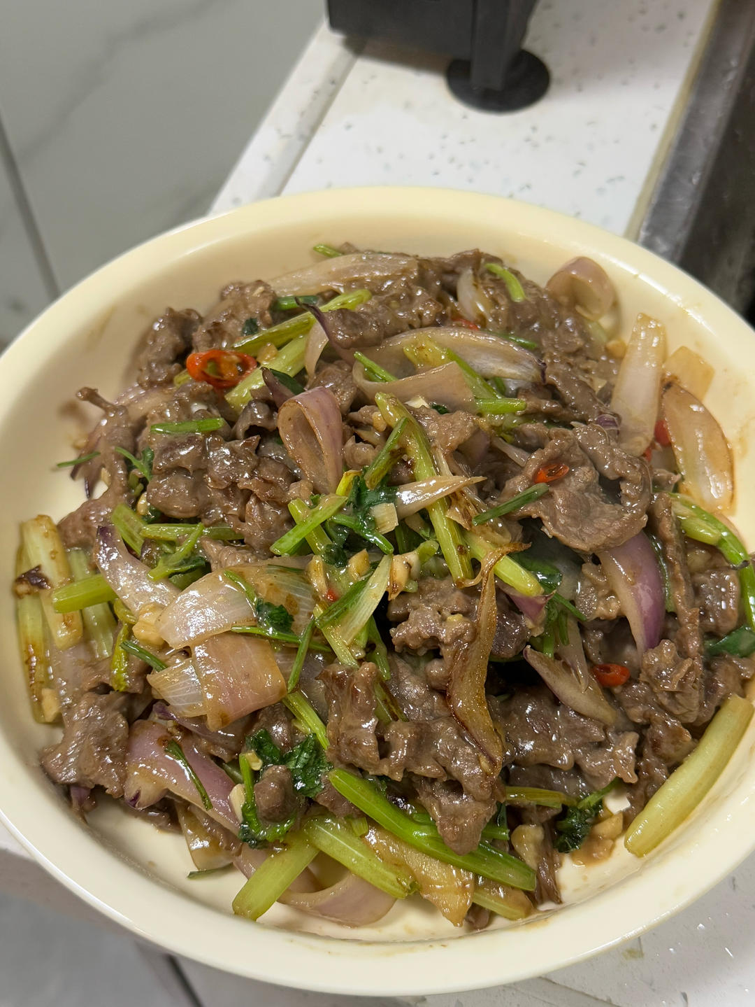 好吃到邻居敲门蹭饭的芹菜炒牛肉！