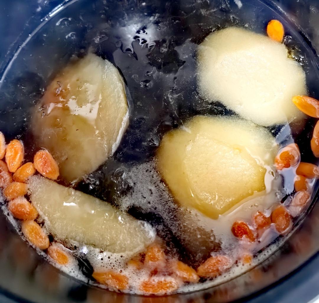 雪梨枸杞炖桃胶