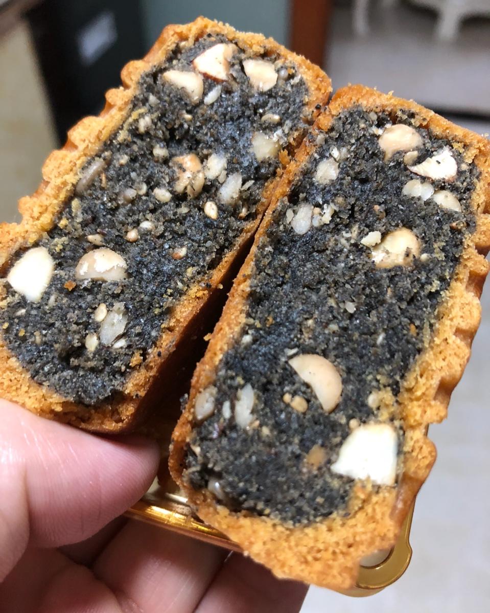 黑芝麻核桃馅月饼