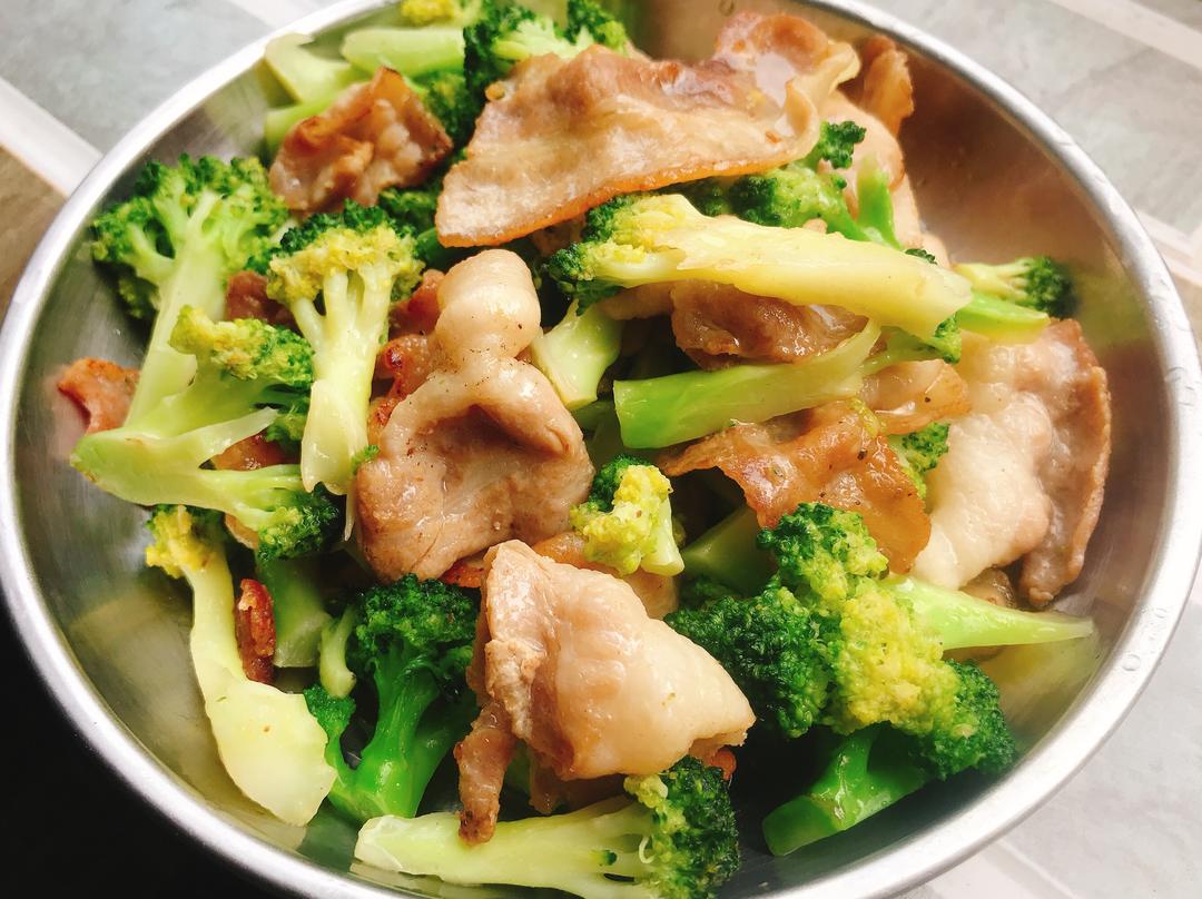 西兰花炒花肉的做法