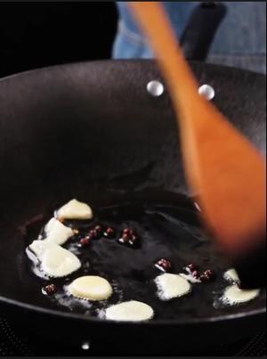 超级开胃下饭的四川青椒炒腊肠！！！（有视频教程）的做法 步骤3