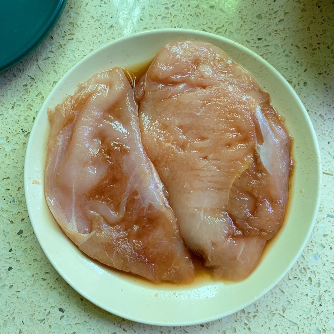 香酥炸鸡排🍱 | 在家里也可以做出炸鸡店的味道的做法 步骤1