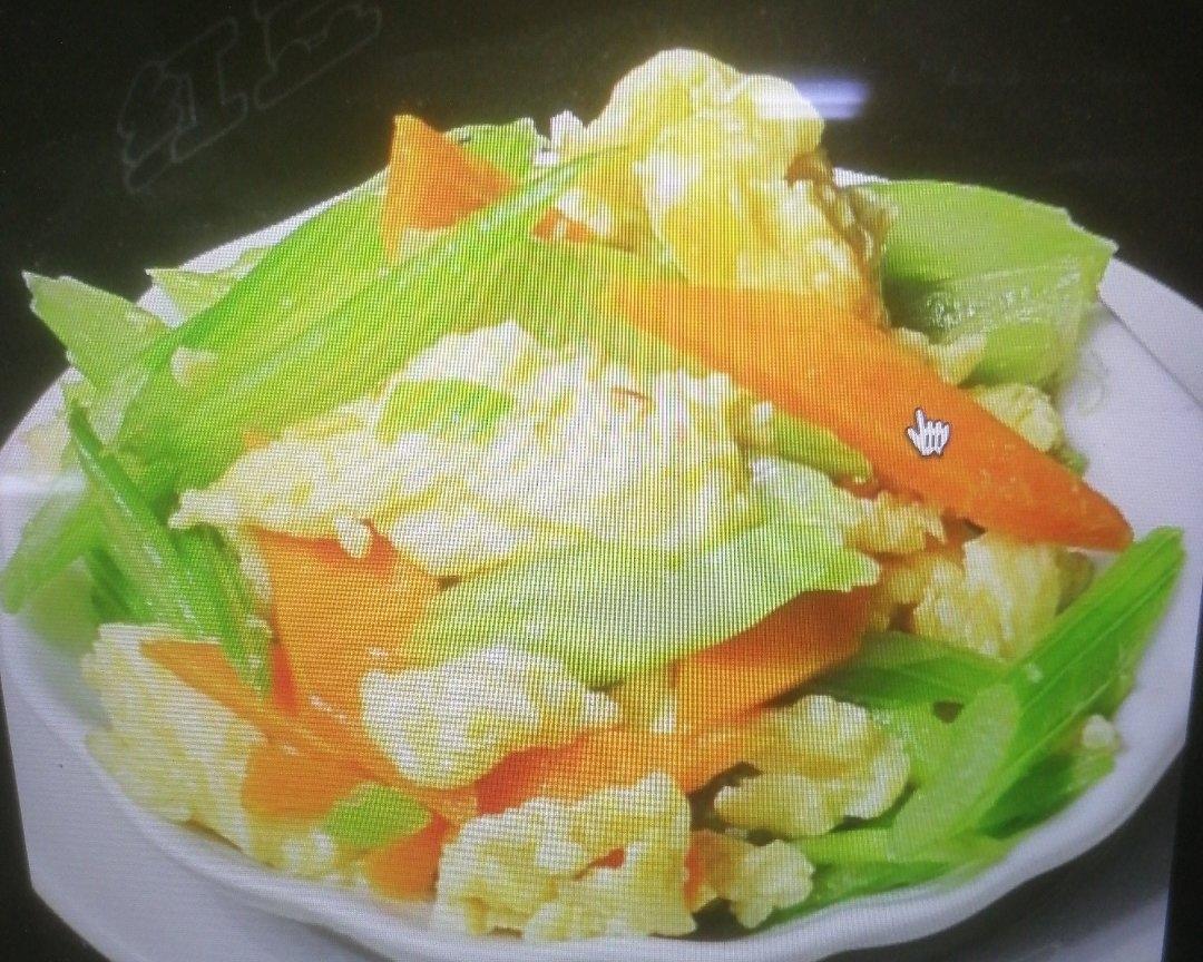 芹菜炒鸡蛋的做法