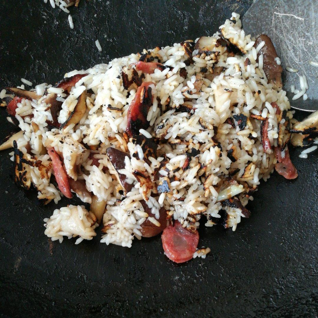 香菇腊肠土豆焖饭