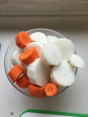 胡萝卜玉米薏仁排骨汤的做法 步骤3