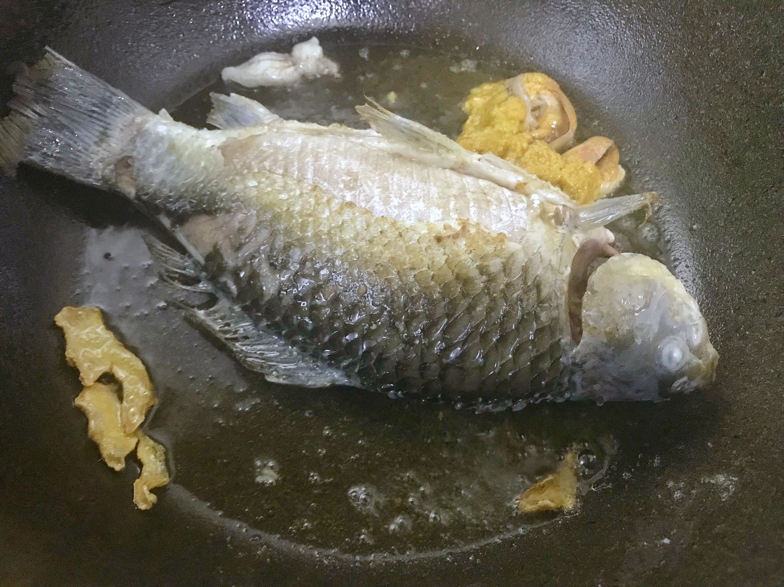 汤白鱼鲜营养多，鲫鱼豆腐汤的做法 步骤4