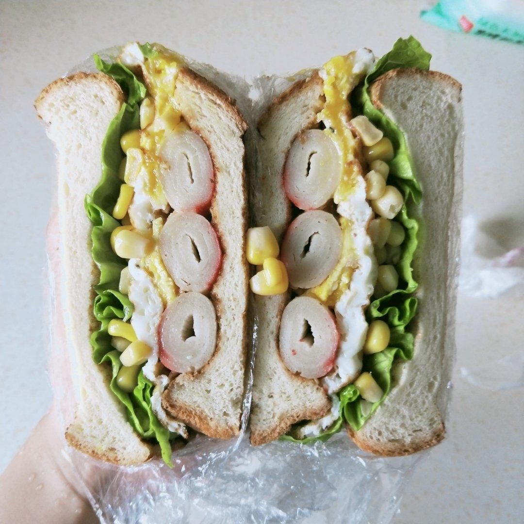 吐司这样吃--鸡蛋蟹肉棒吐司