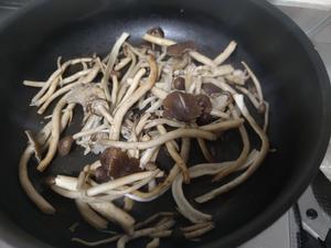 干锅茶树菇（鲜菇）的做法 步骤4