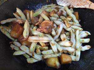 土豆烧豆角的做法 步骤9