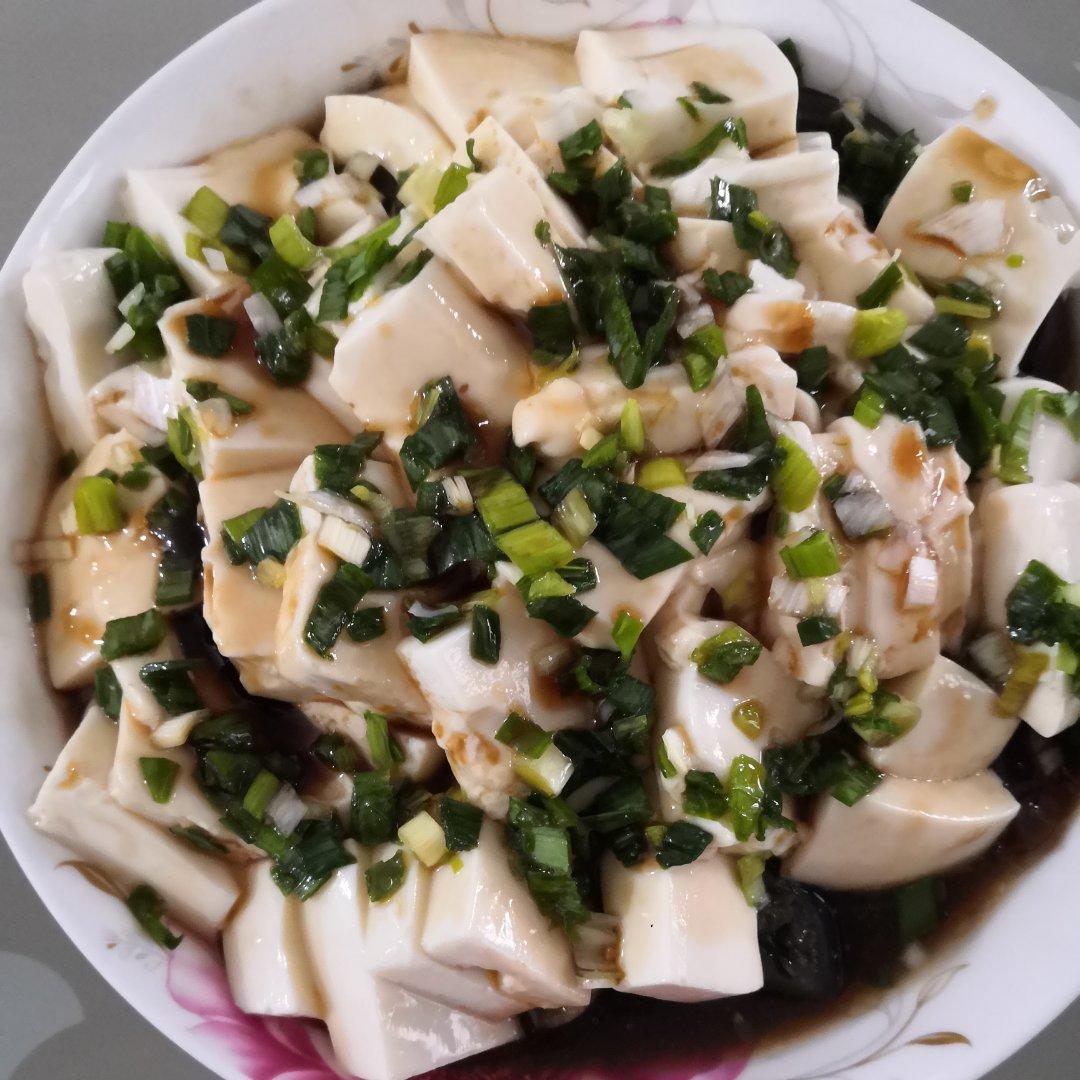 内酯豆腐拌松花蛋，简单又好吃😁😁😁