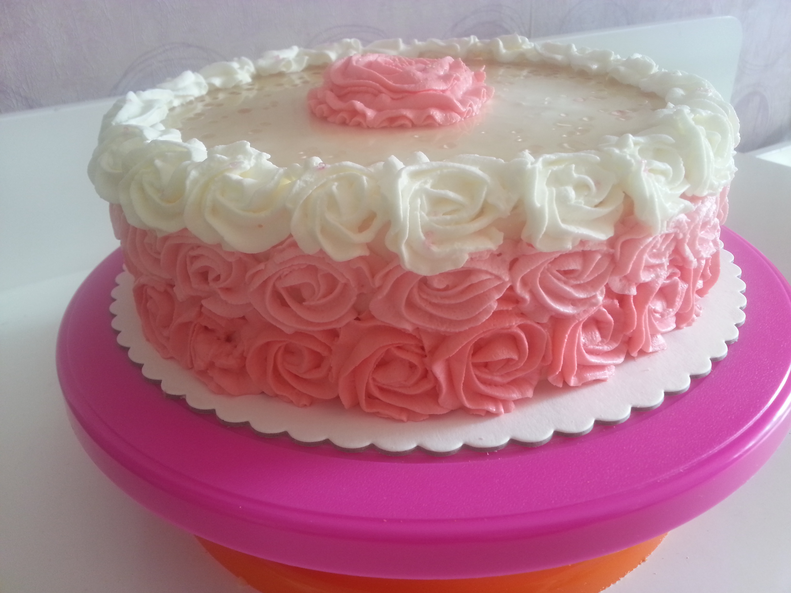 玫瑰花奶油生日蛋糕