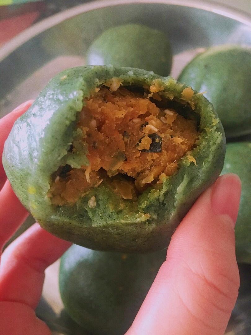 咸蛋黄肉松艾草团 青团