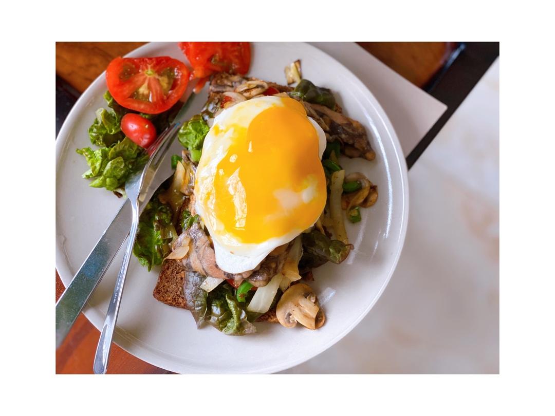 肥牛煎蛋三明治