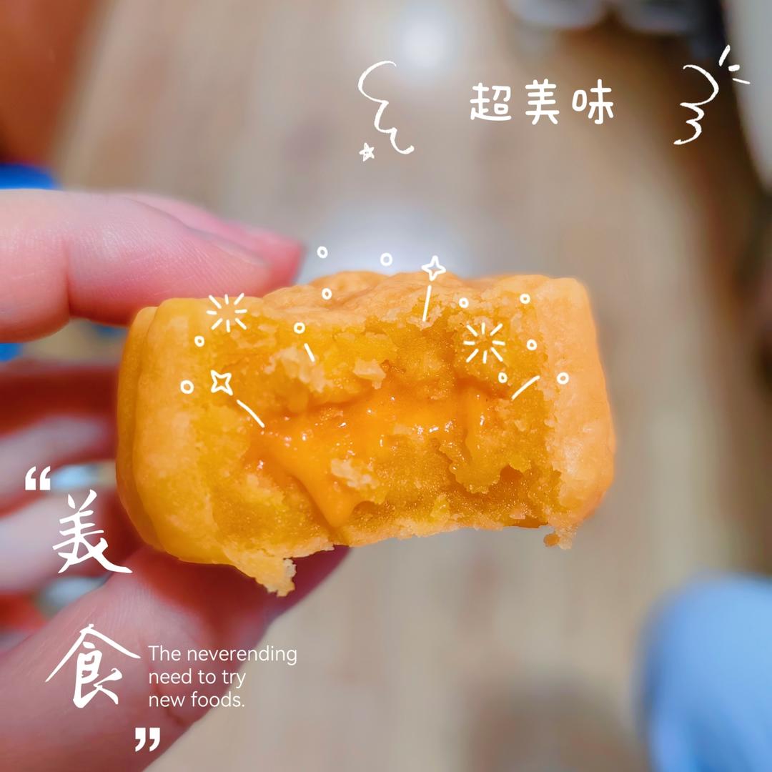 💃奶黄流心月饼——这是可以让你坐稳朋友圈厨霸位置的月饼🥮，没人点赞算我输👎