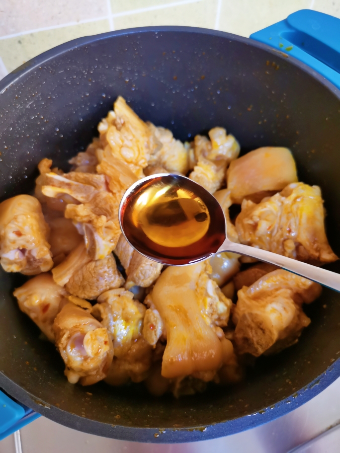 香辣猪蹄炖鸡爪，肥而不腻，酥烂入味的做法 步骤11