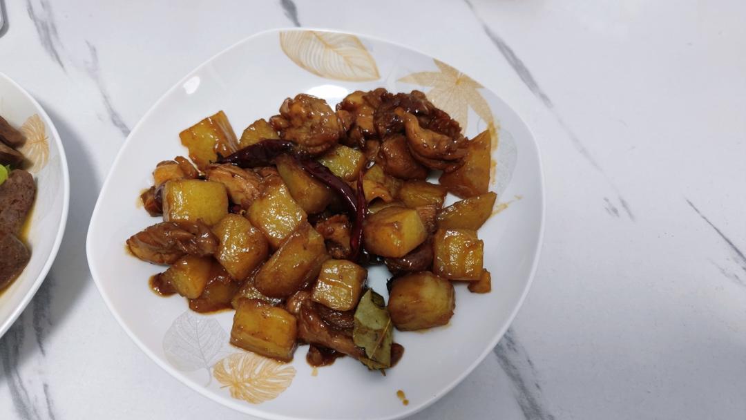 鸡腿炖土豆 上桌秒空盘 汤都喝干了！