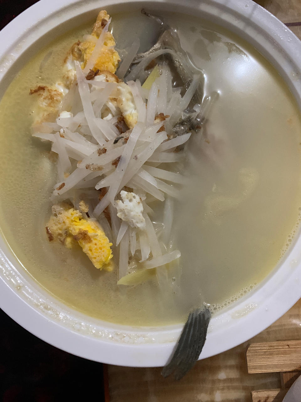 白萝卜丝鲫鱼汤