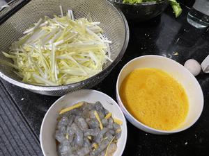 超级嫩的虾仁韭黄炒蛋的做法 步骤3