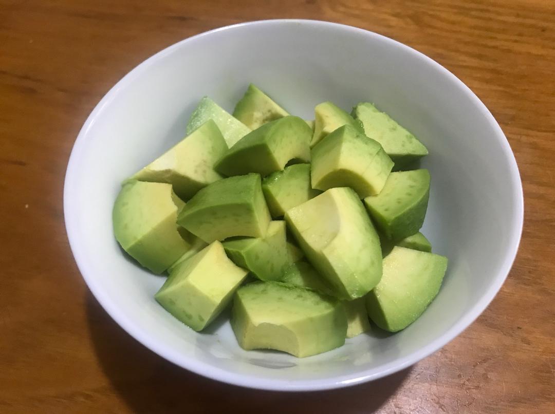 一个小米粒儿做的巧切牛油果