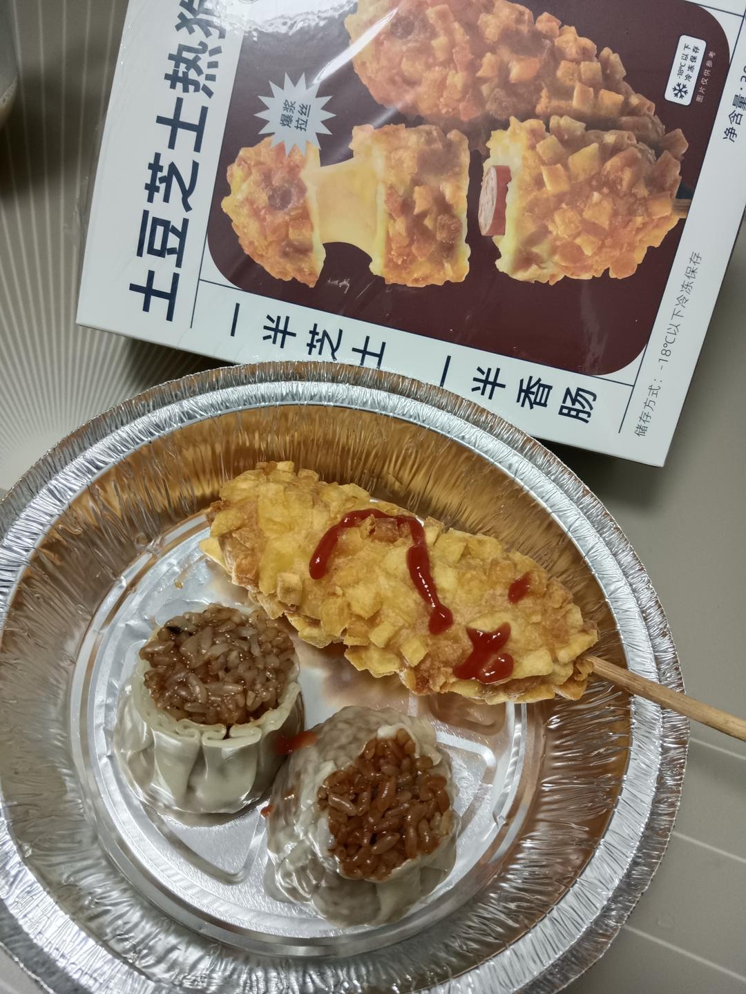 冬日精致快手下午茶（土豆芝士热狗棒沙拉 + 橙汁伏特加）
