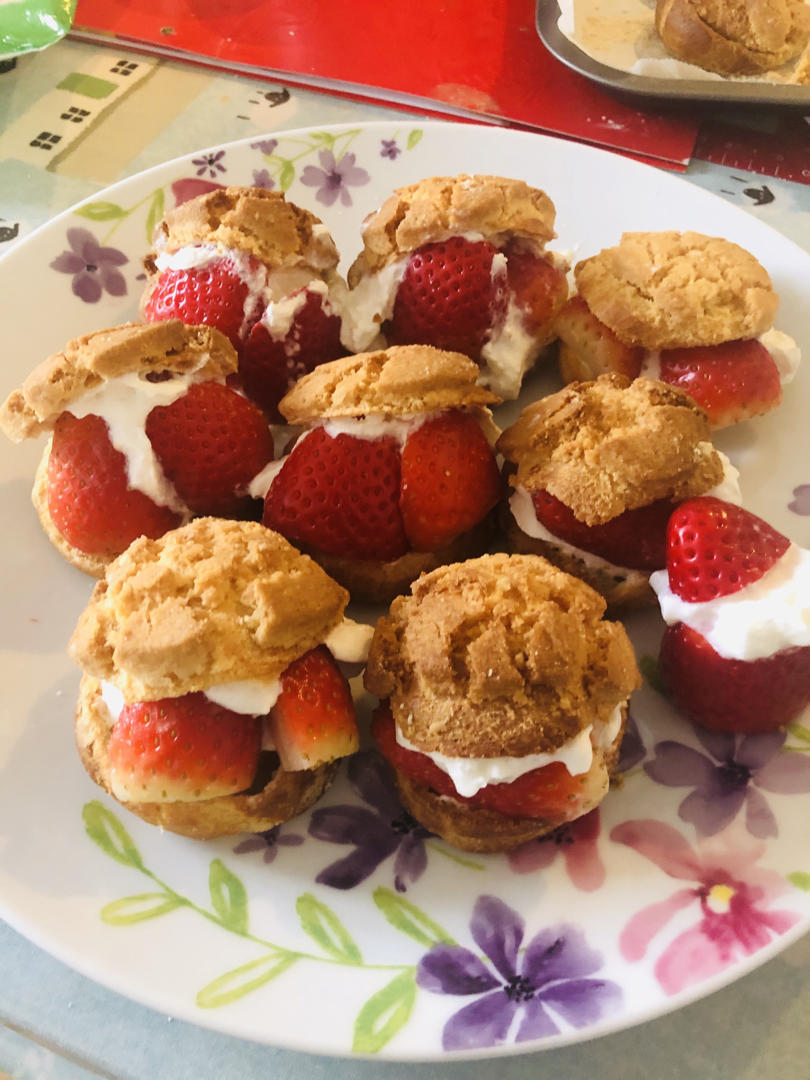 冬天的第一颗草莓🍓圣诞款🎄草莓大泡芙✨妥妥哒颜值美味 😋快来艾特你的大猪蹄子吧🙈