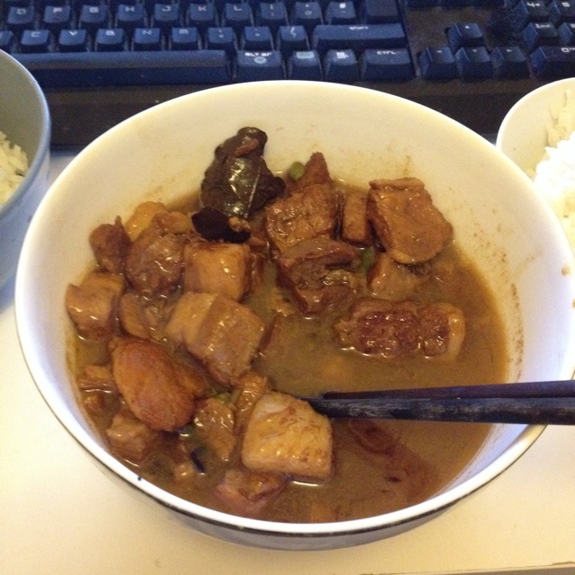吃着碗里望着锅里的红烧肉