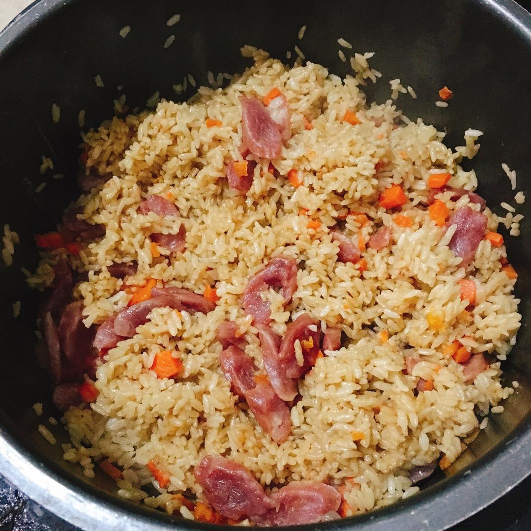 广式腊味煲仔饭