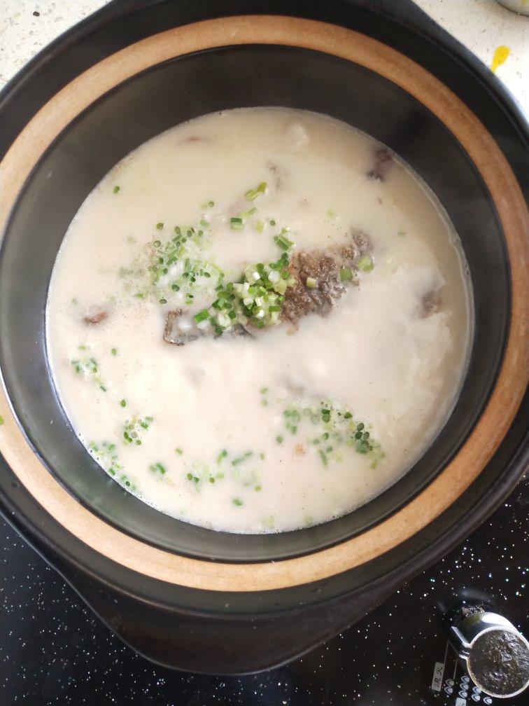 清炖鲫鱼汤 三个关键步骤让你轻松炖出汤浓味鲜色白似奶的鲫鱼汤