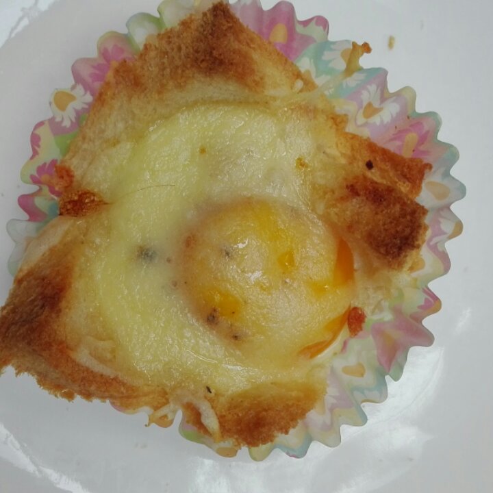 鸡蛋吐司杯盏