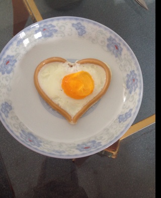 心形香肠荷包蛋