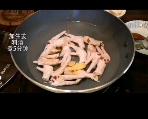 鸡爪鲜虾煲的做法