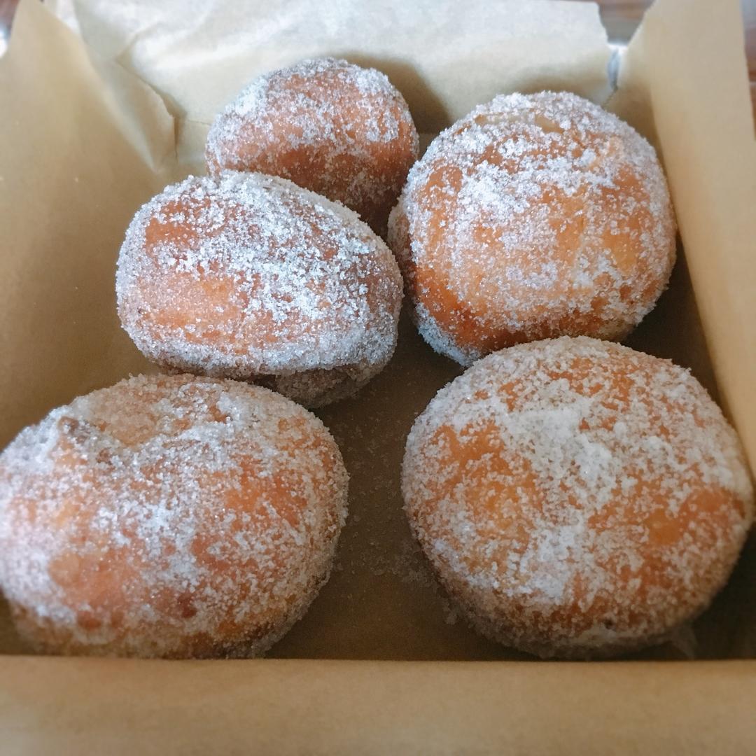 好吃到哭泣的甜甜圈VANILLA CREAM-FILLED DOUGHNUTS