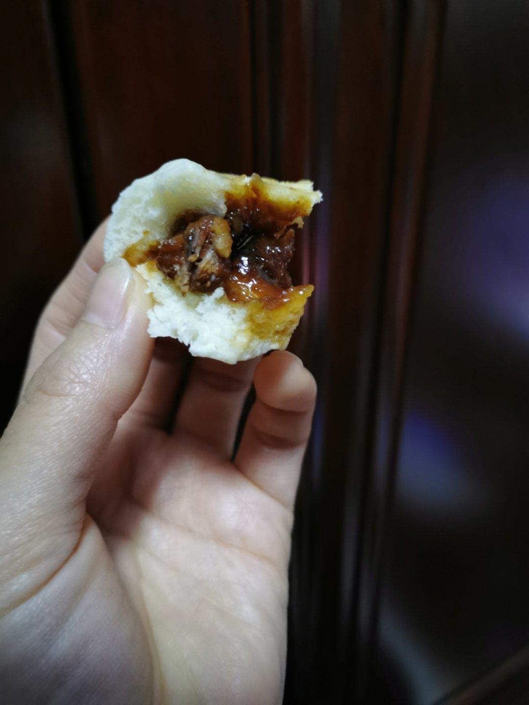云朵般松软爆浆蜜汁叉烧包