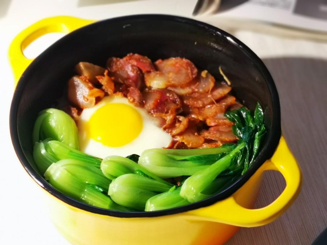 一连好几碗的杏鲍菇腊味煲仔饭