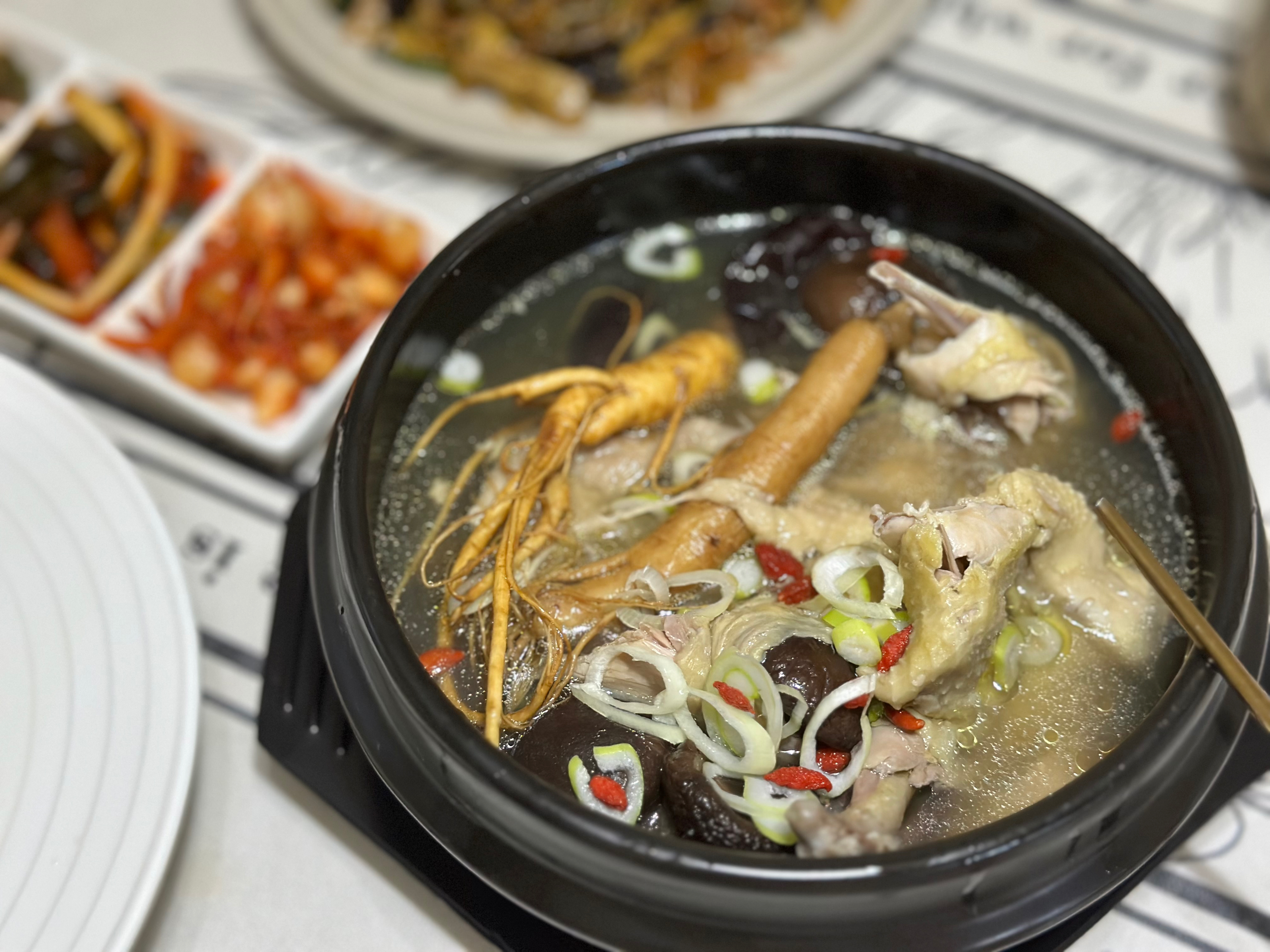 韩国传统参鸡汤（삼계탕)