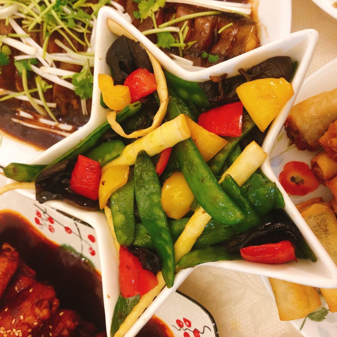 春的色彩 彩椒炒荷兰豆