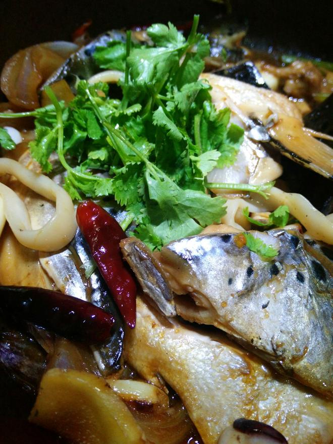 干锅三文鱼头小海鲜的做法