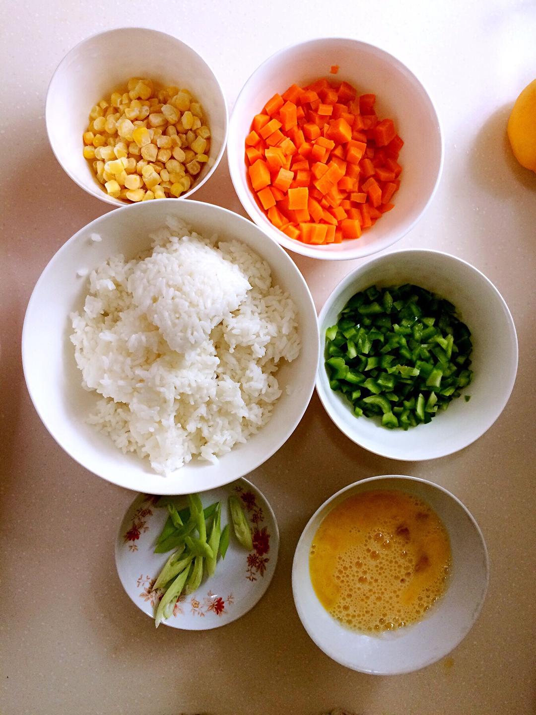 准备这些材料快手升级版蛋炒饭的做法盐根据个人口味葱一点玉米粒一