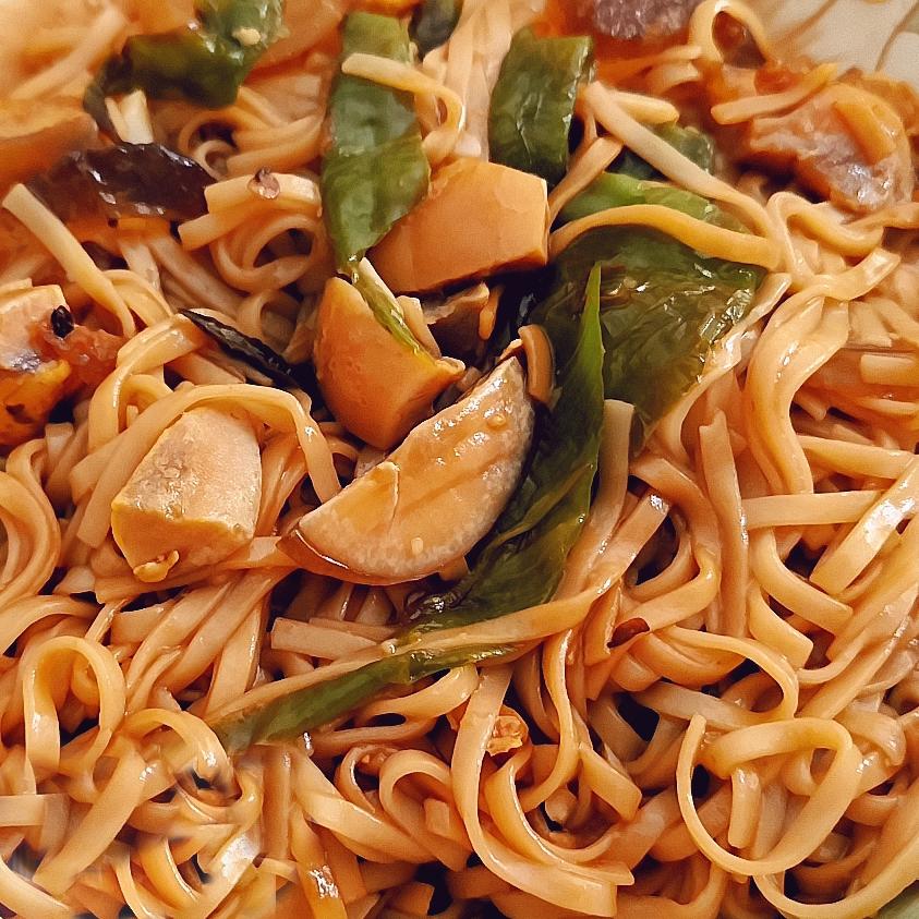 吃了不后悔：青椒皮蛋拌面！