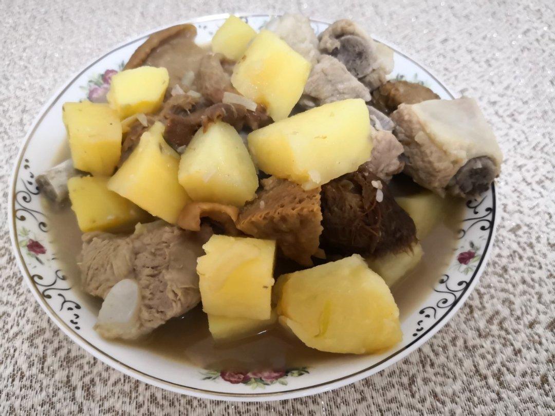 土豆炖排骨