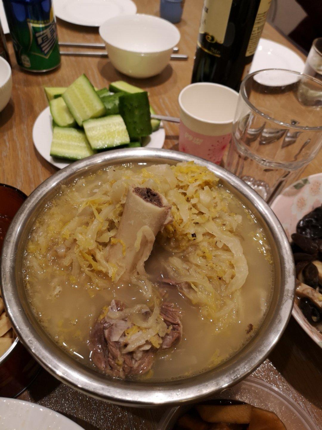 森林人8做的大骨棒炖酸菜