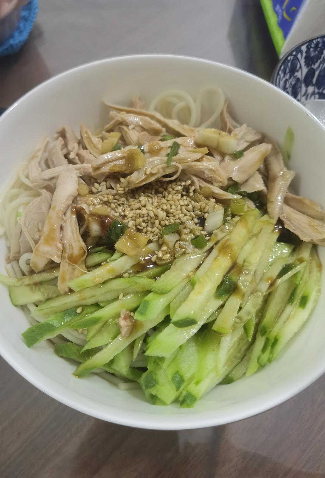 十分钟做好一盘开胃凉拌面～太好吃啦