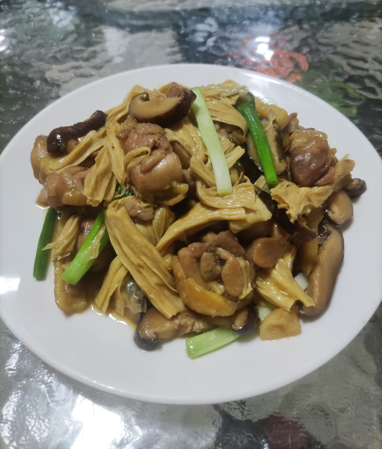 腐竹香菇焖鸡的做法