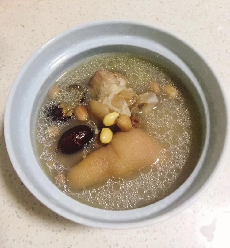 黄豆花生猪脚汤