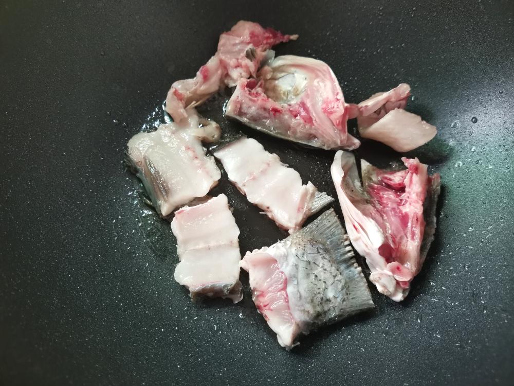 鱼头豆腐芫茜汤的做法 步骤1