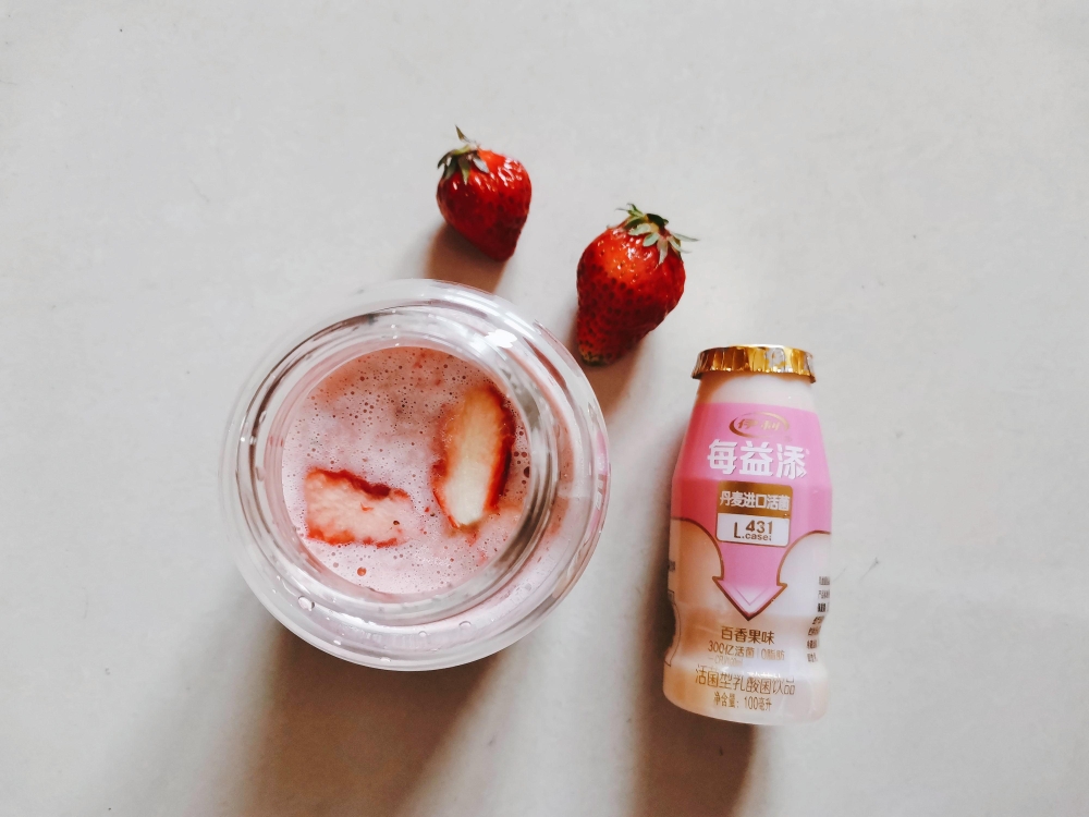 草莓奶昔夏日清凉饮品的做法 步骤1