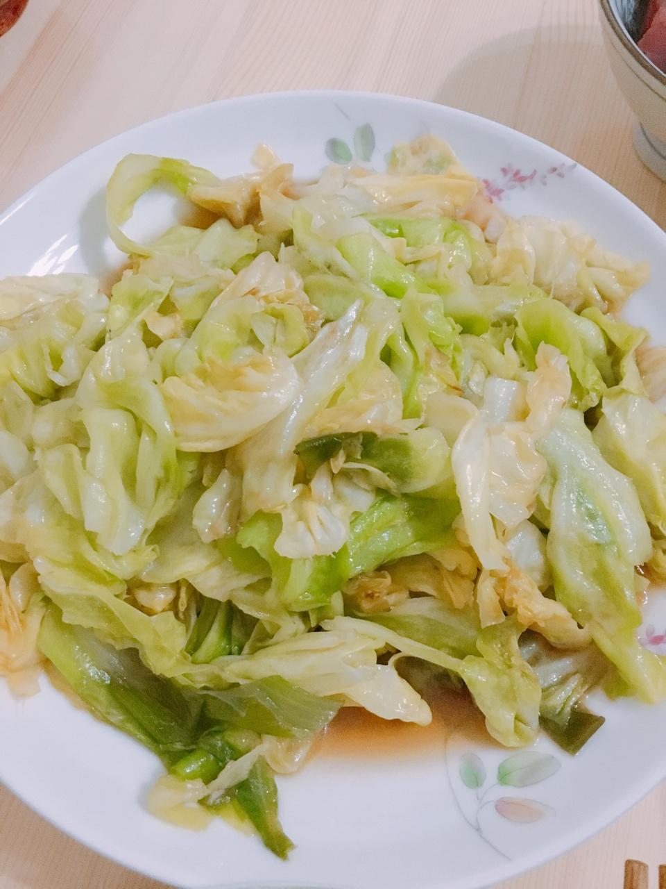 轻轻清清做的清炒包菜